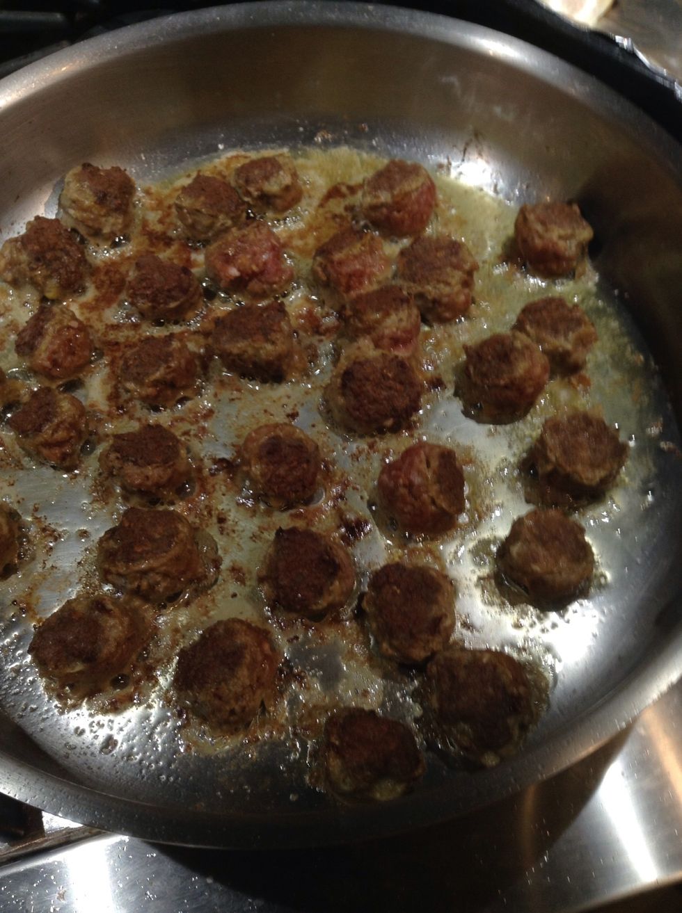 Saut\u00e9 meatballs med-high heat about 5-6 min turn and continue brown when the balls can roll around when tossed add leeks and stock reduce heat to med. and cook 6 min until leek is tender.