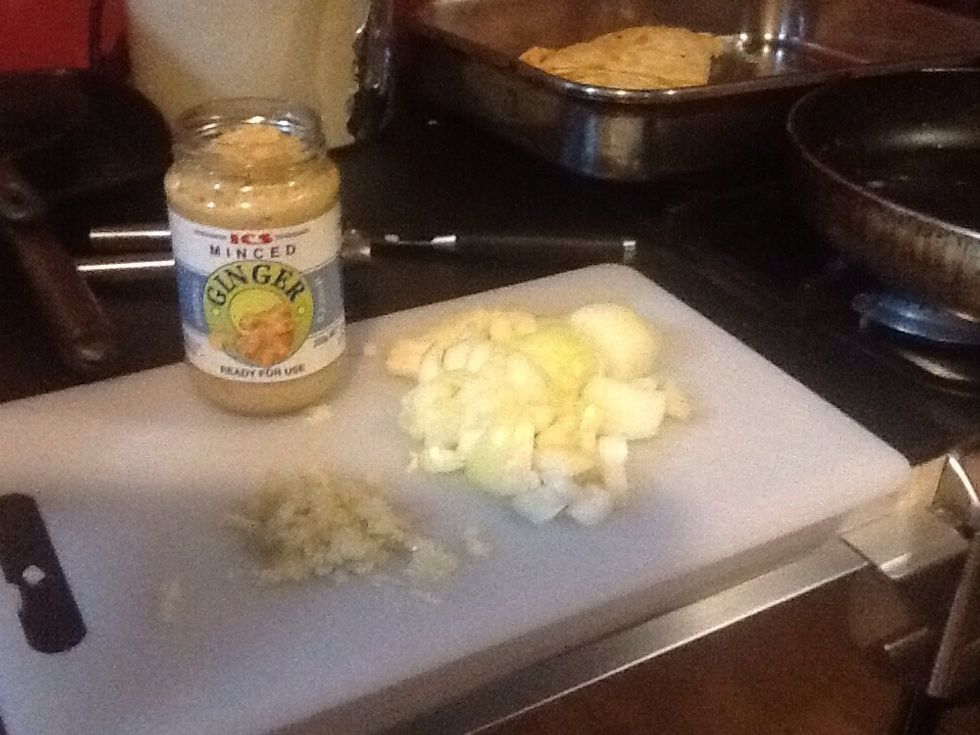 Saut\u00e9 onions, garlic and ginger until golden brown.