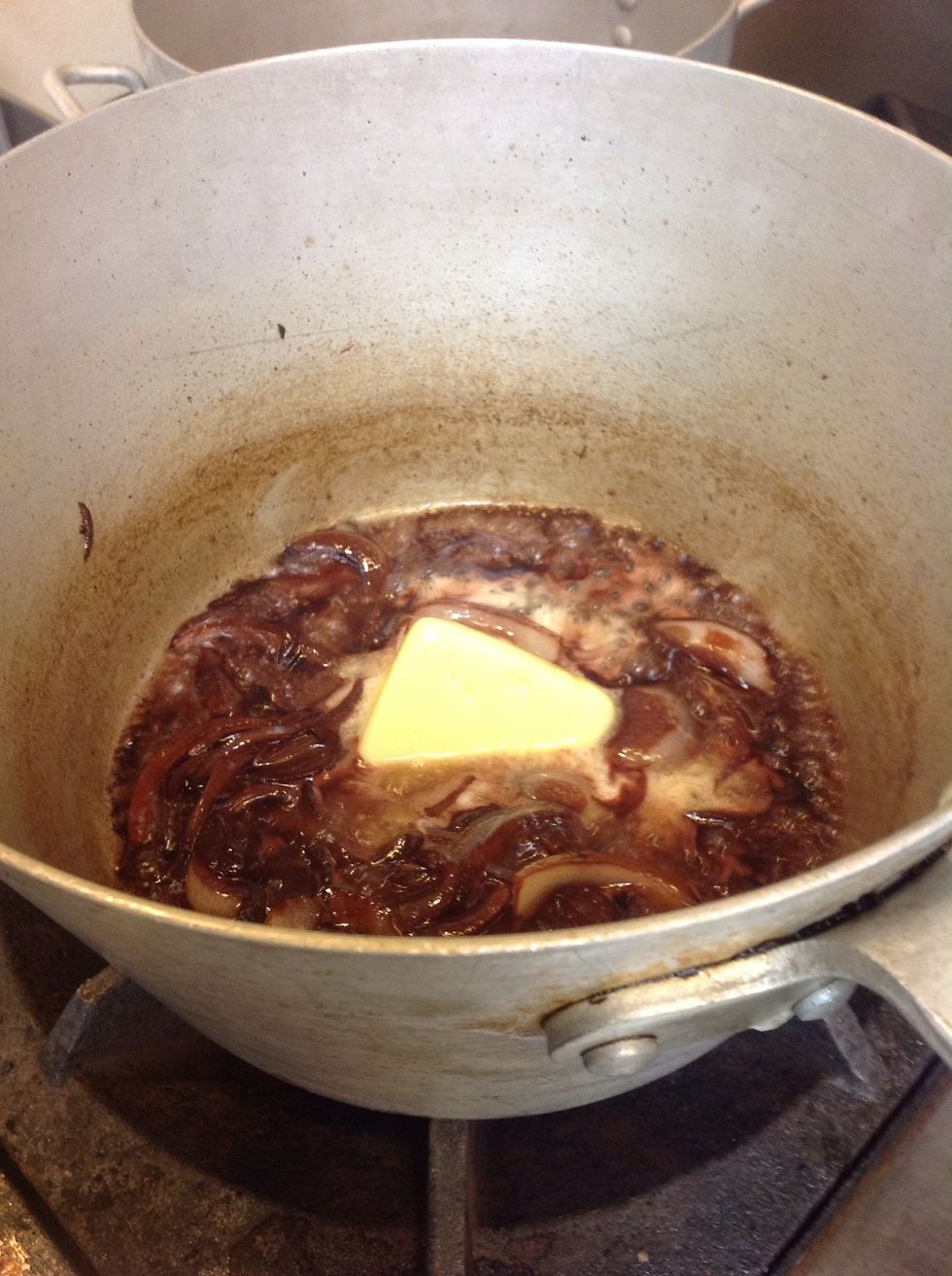 Saut\u00e9 onions, reduce red wine and incorporate butter. Chill.