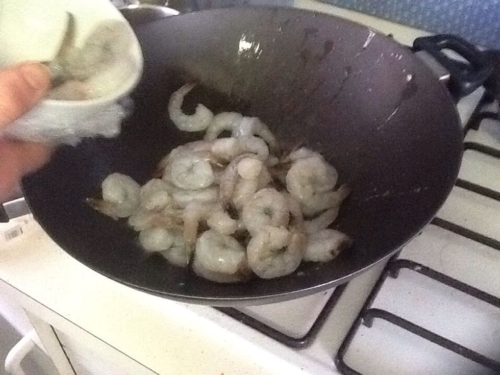 Saut\u00e9 prawns In peanut oil