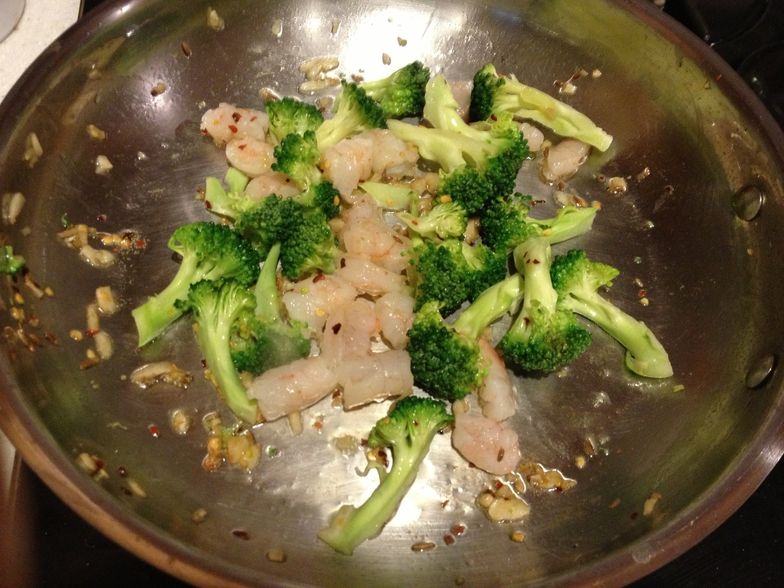 https://guides.brit.co/media-library/saut-u00e9-shrimp-garlic-fish-oil-and-veggies-for-3-minutes-i-thawed-6-frozen-shrimp-and-cut-them-into-pieces-to-spread-the.jpg?id=24260070&width=784&quality=85