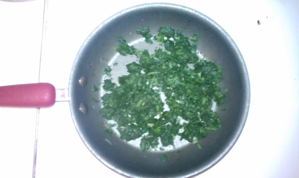 Saut\u00e9 spinach then drain or pat dry