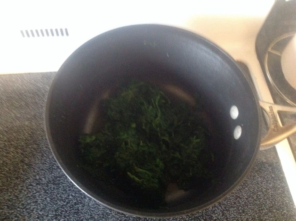 Saut\u00e9e spinach in pan in own juice stirring often over medium heat for approximately 10 min til it turns dark green and dries out.