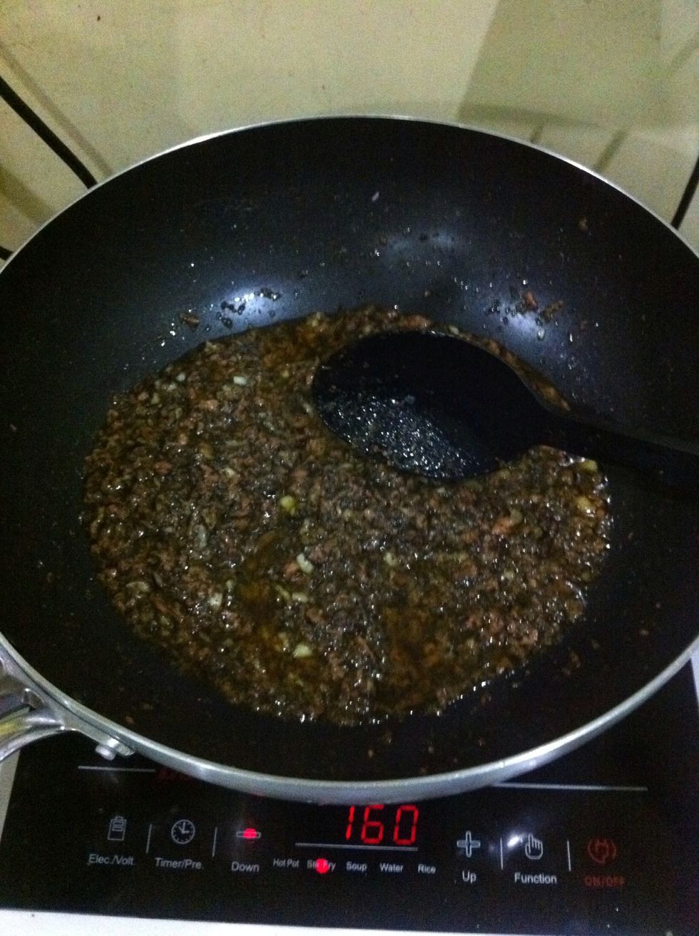 Saute garlic until u smell the aroma of the garlic. then put the chili corned tuna and the pesto!:)