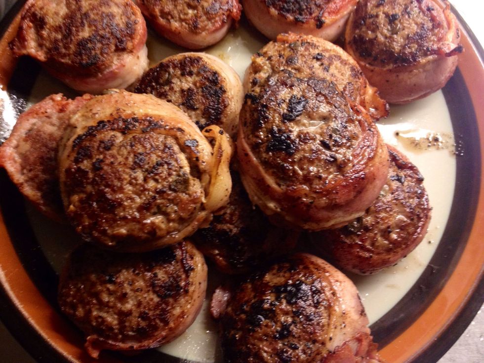 Save the meat juices that are left in the skillet. Add some water, then through a sieve, pour it into another pan. In it we will make the sauce.