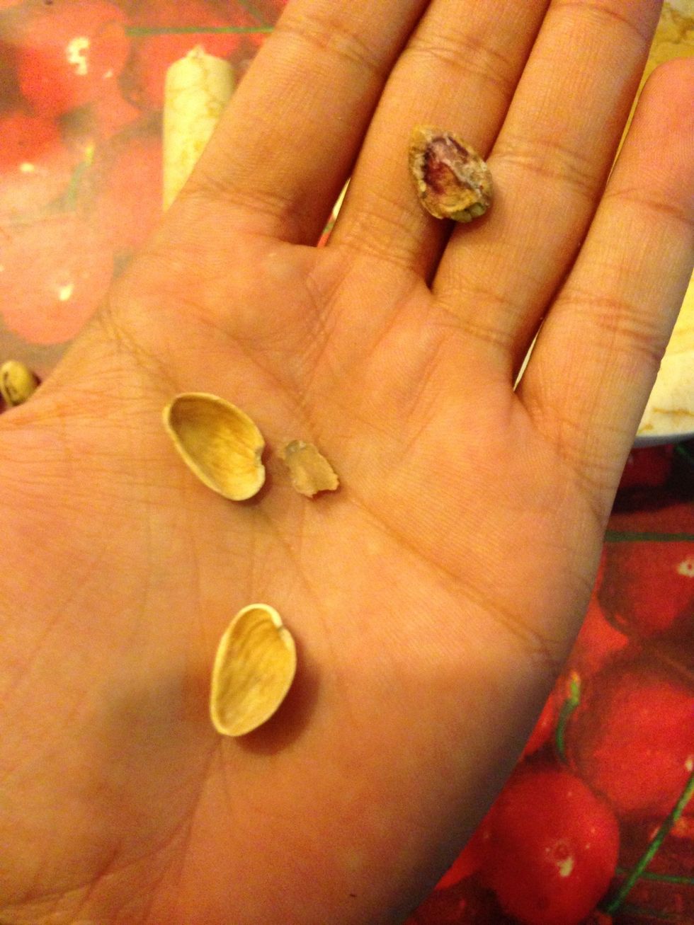 Sbucciate i pistacchi salati