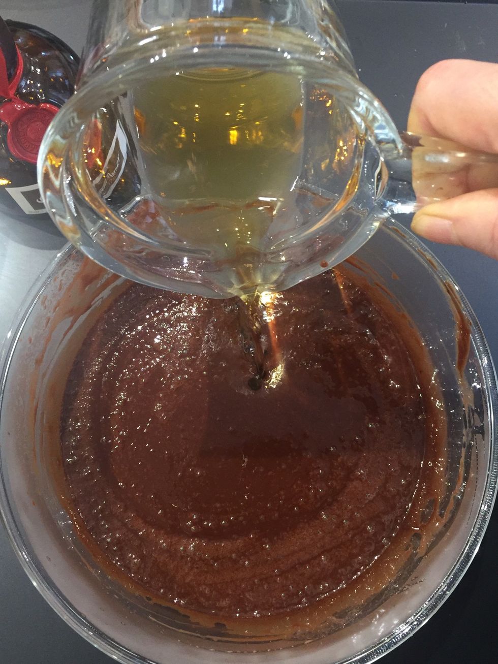 Scale 50 ml grand mariner. Add over the chocolate. Mix. Cool down completely and store in the freezer.