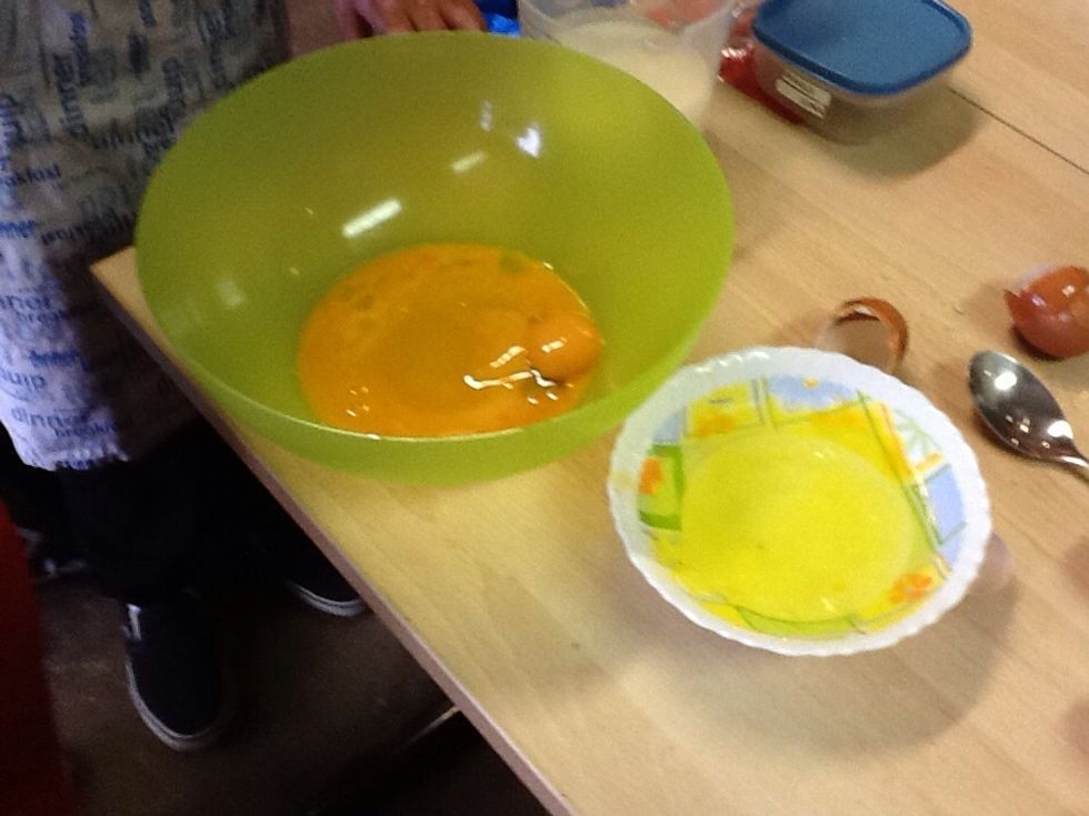 Scheid de eiren eiwit apart en eigeel apart