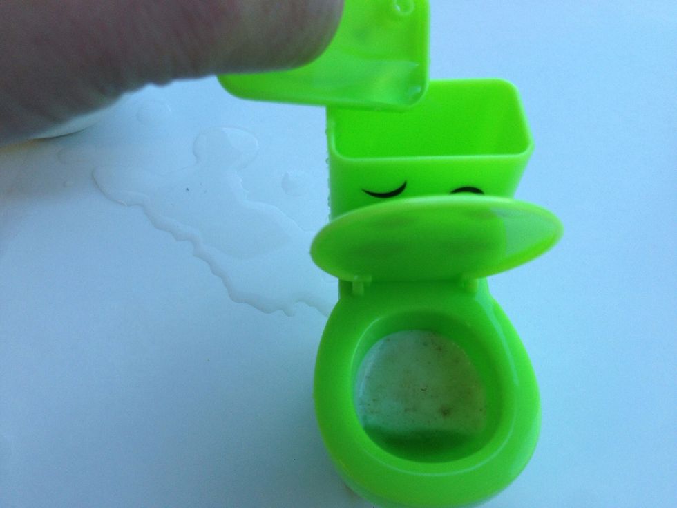 Scoop another lid full of water and dump in tank-now just wait and the foam will rise.