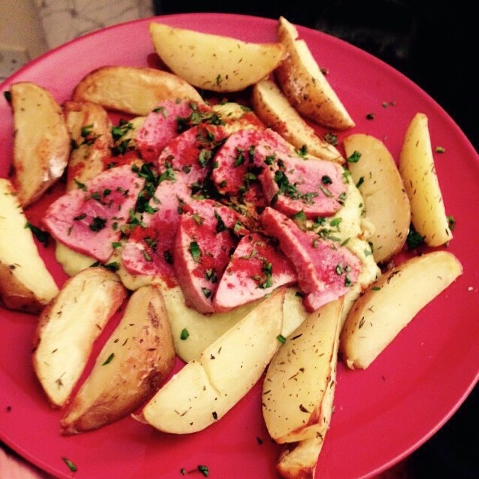 Scoop the leek pur\u00e9e at the center of the plate, surrounded by the roasted potatoes. Place the tuna slices at the center and sprinkle with chopped parsley and the smoked paprika.