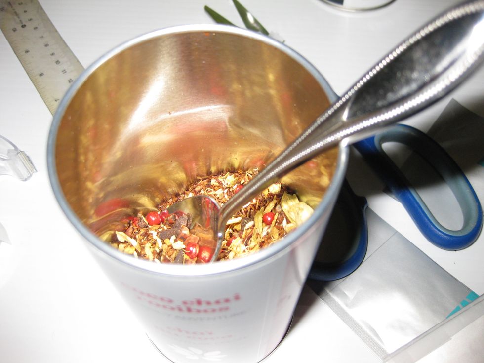 Scoop the the right amount of tea for a perfect cup...