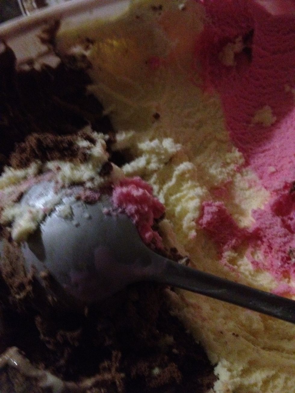 Scoop your choice of ice cream and create a ball from it :D