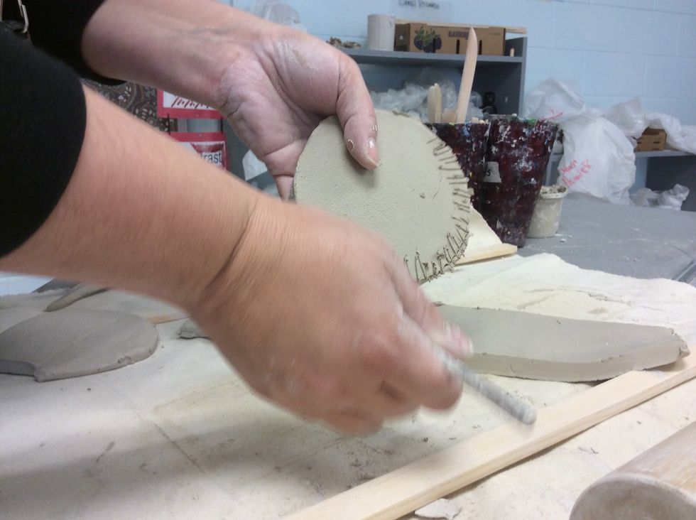 Score (scratch) the base and top