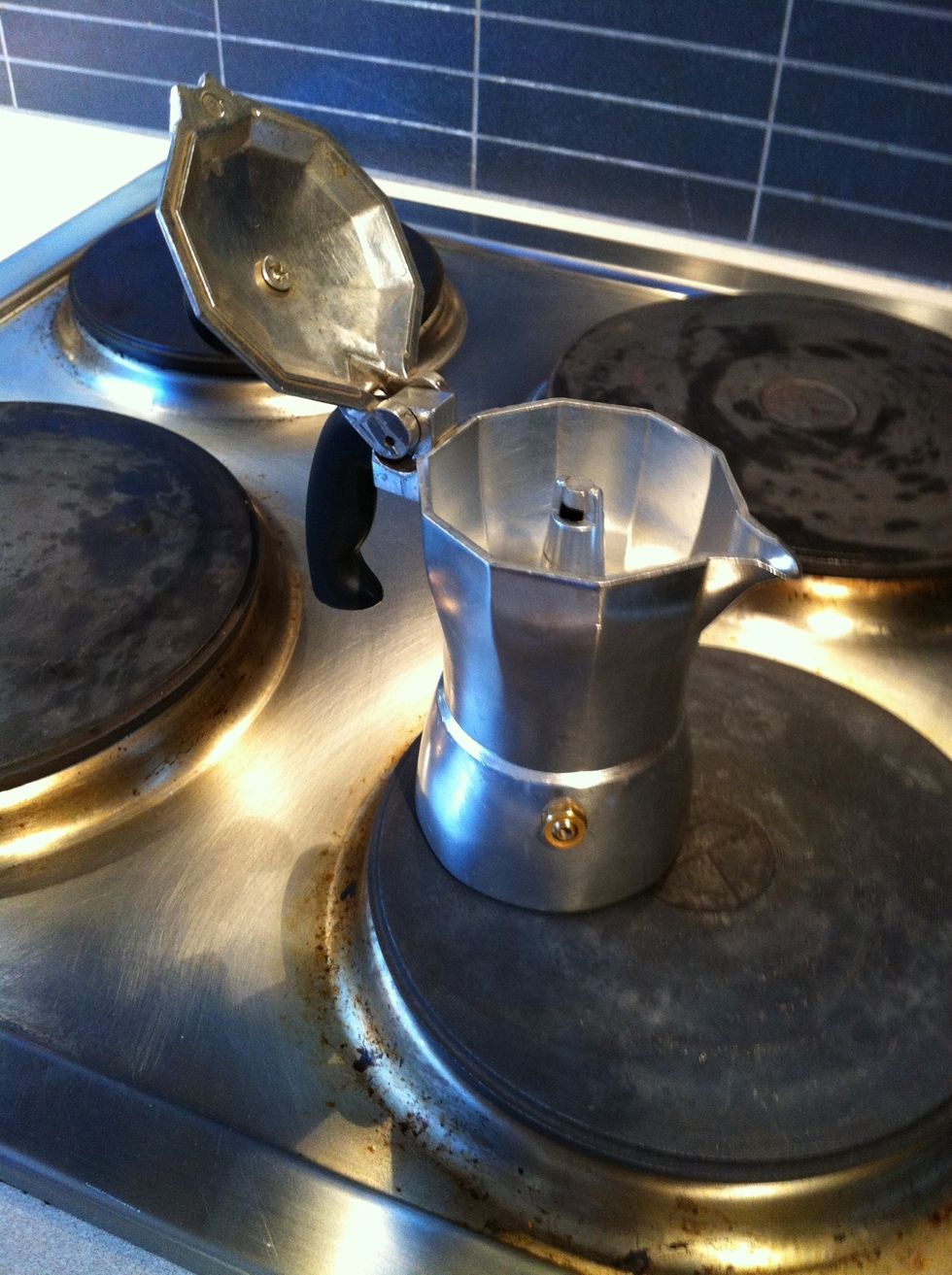 Screw on the top firmly. Place the mokka on the heat source. Be careful to place the plastic handle away from the heat. NEVER leave the stove, you will have coffee in less than 1 minute!