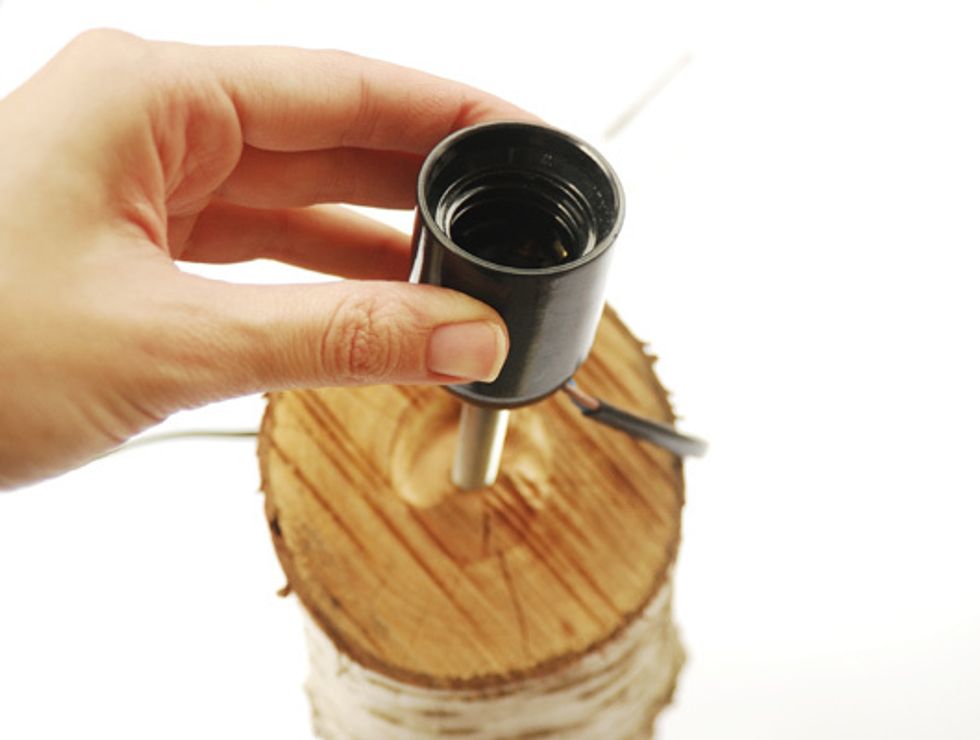 Screw the fixture to the thread tube to attach it to a log.