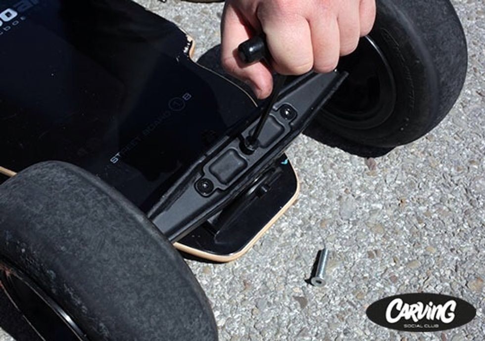 - Screw the last center black bolt. / - Atornilla el \u00faltimo tornillo negro.