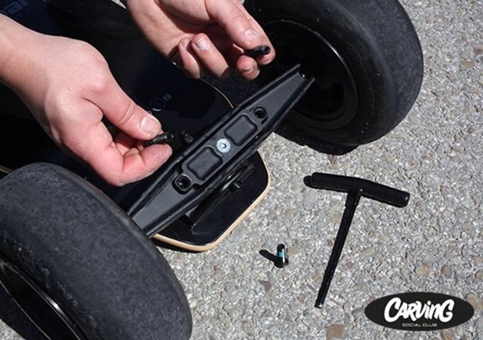 - Screw the two black ones from the sides. / - Atornilla los dos negros de los lados.