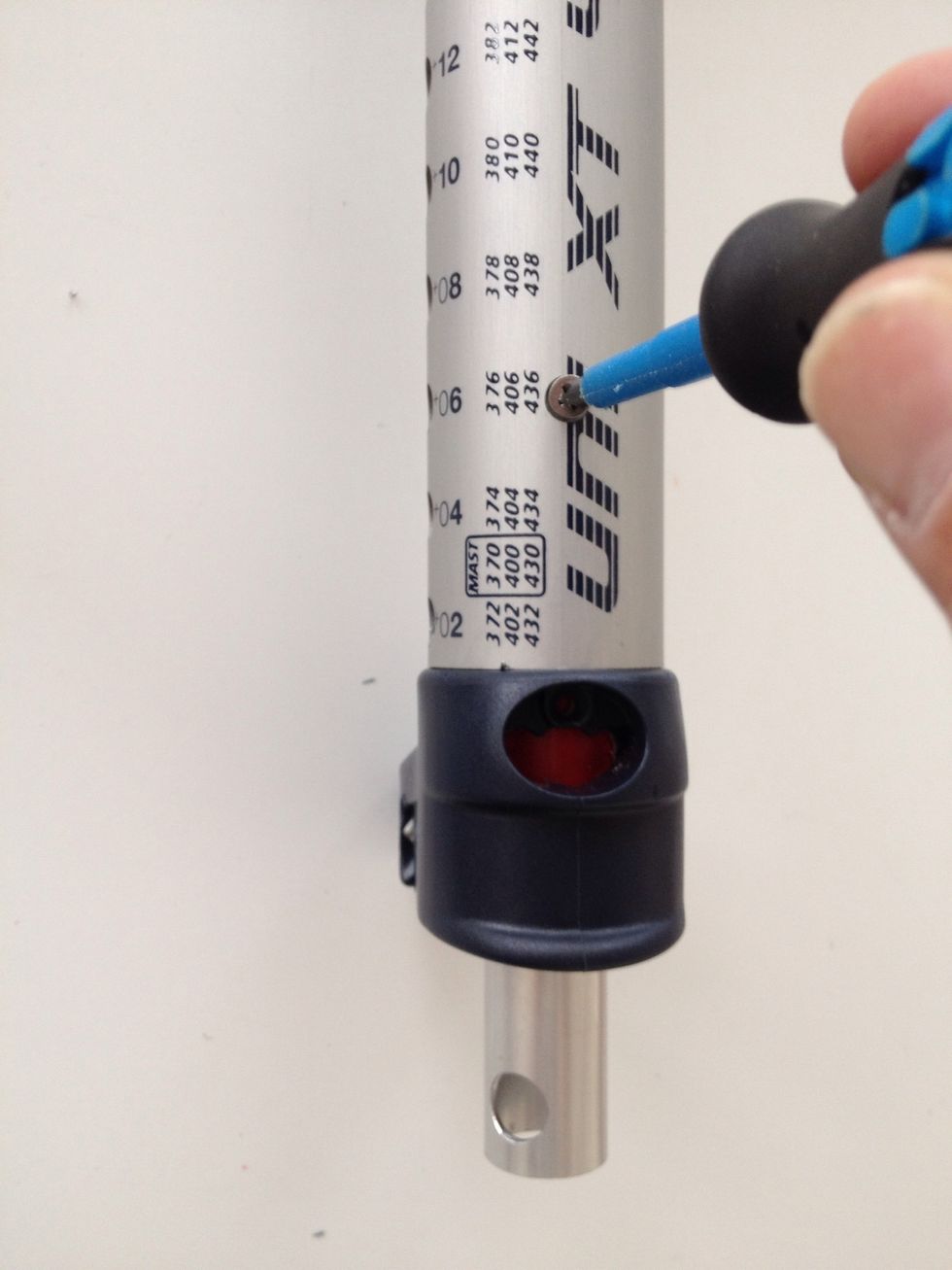 SDM-version only: tighten the screw connecting the extension tube with the cup