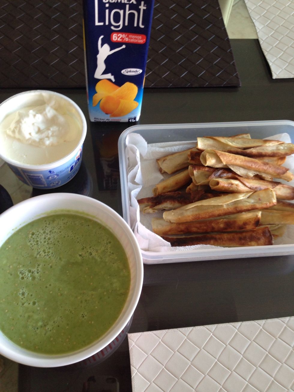 Se acompa\u00f1a con crema y queso fresco