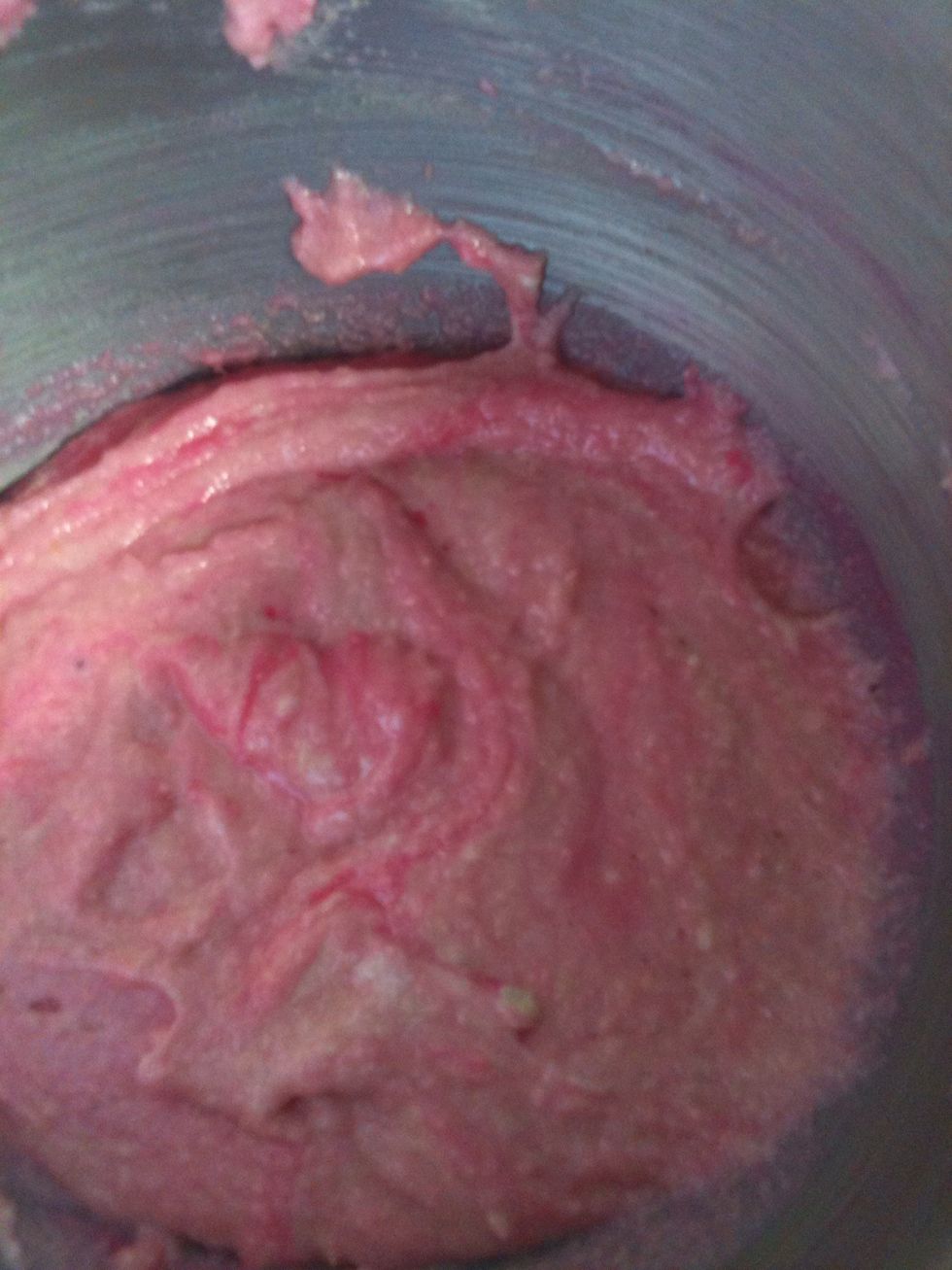 Se agrega el colorante. (Recuerde no mezclar demasiado.)