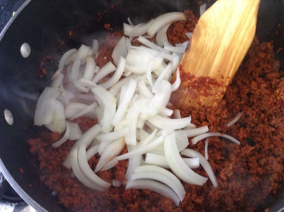 Se agrega la cebolla al chorizo.