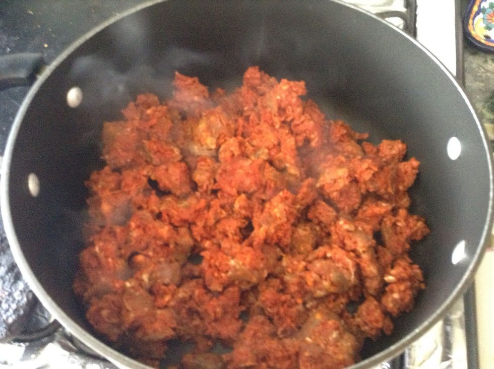 Se desmenuza con la mano y se pone en una caserola muy caliente.