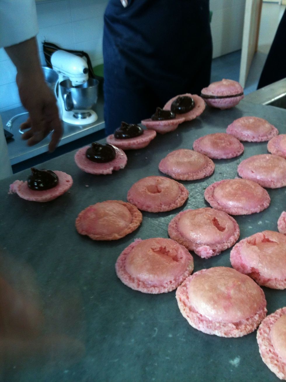 Se dividen en parejas y solo a una de las partes se les coloca el relleno con una manga pastelera.