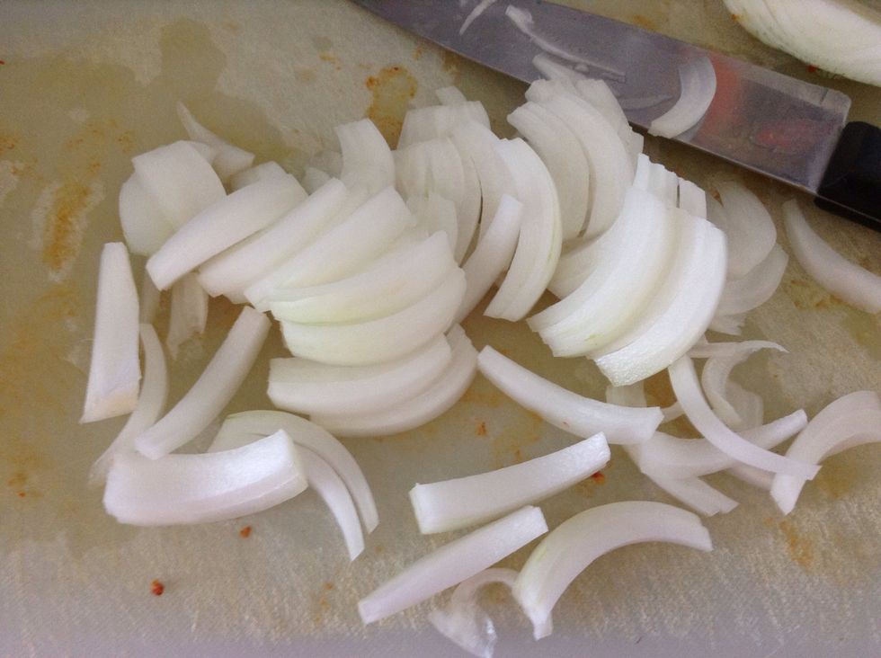 Se filetea 1/2 cebolla. Puede ser morada si lo prefieres.