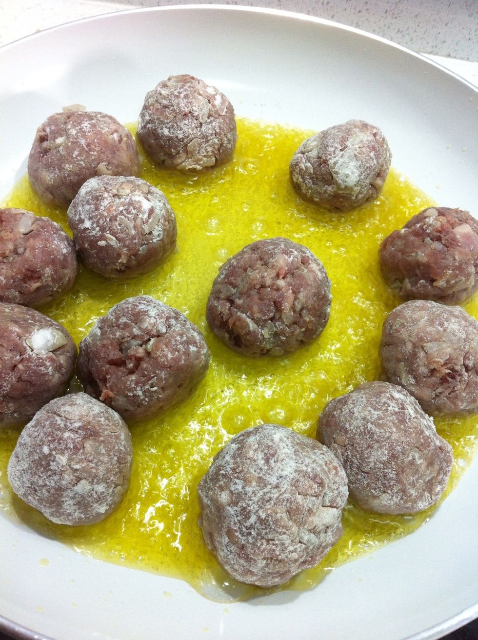 Se fr\u00eden en la sart\u00e9n y se reservan para a\u00f1adirlas a la salsa de tomate.