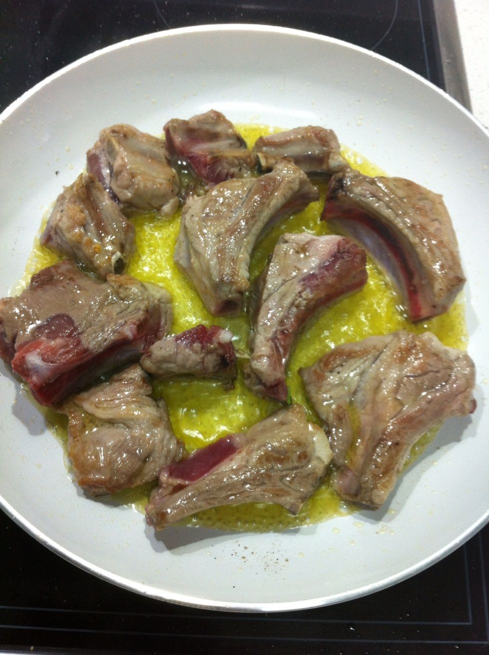 Se fr\u00eden las costillas en una sart\u00e9n.