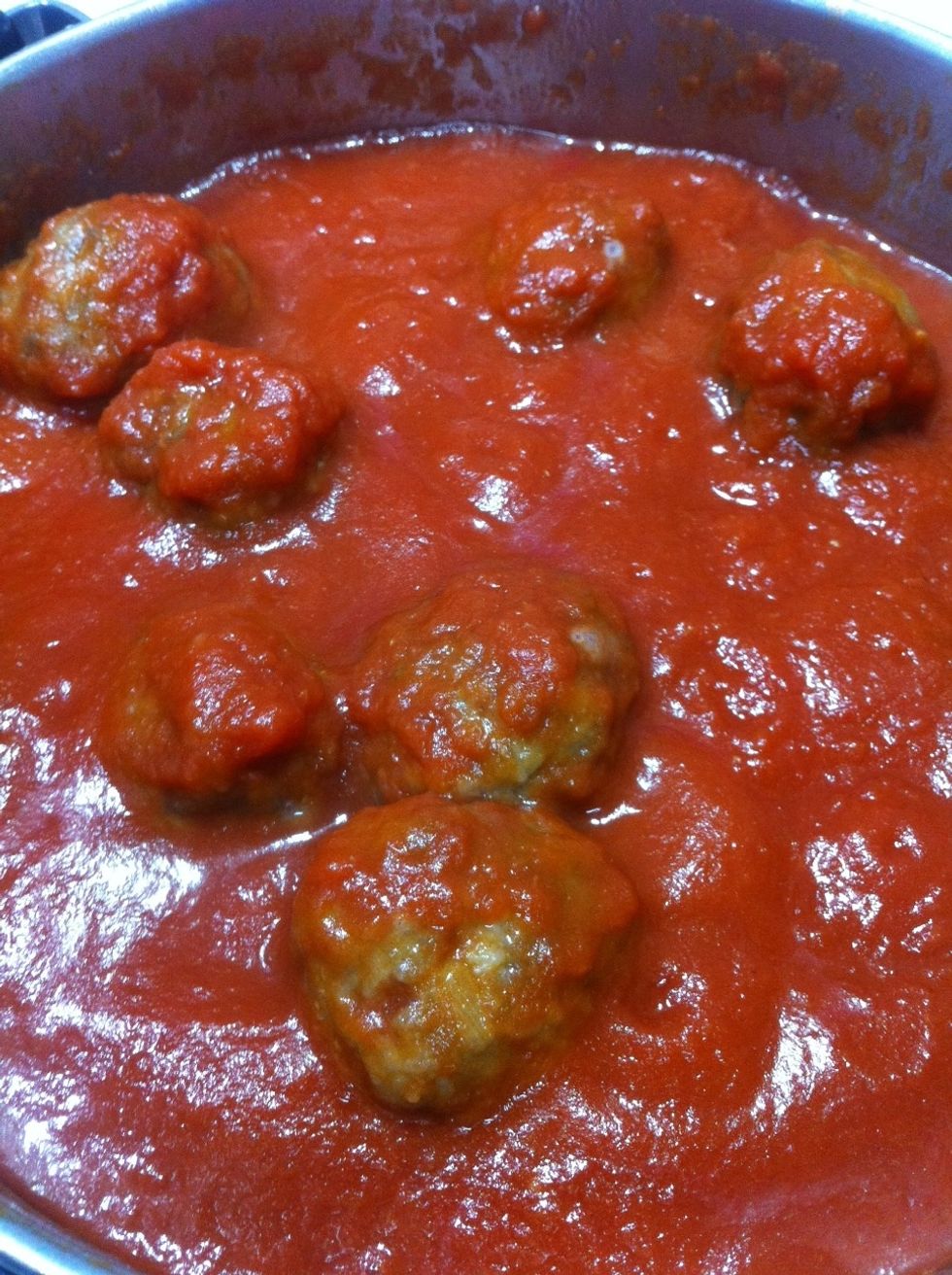 Se hacen durante 40 min junto al tomate al que se le a\u00f1adi\u00f3 sal, az\u00facar y medio vaso de vino blanco. Se vigilan para evitar que se agarren. Si la salsa merma mucho a\u00f1adir un poco de agua.