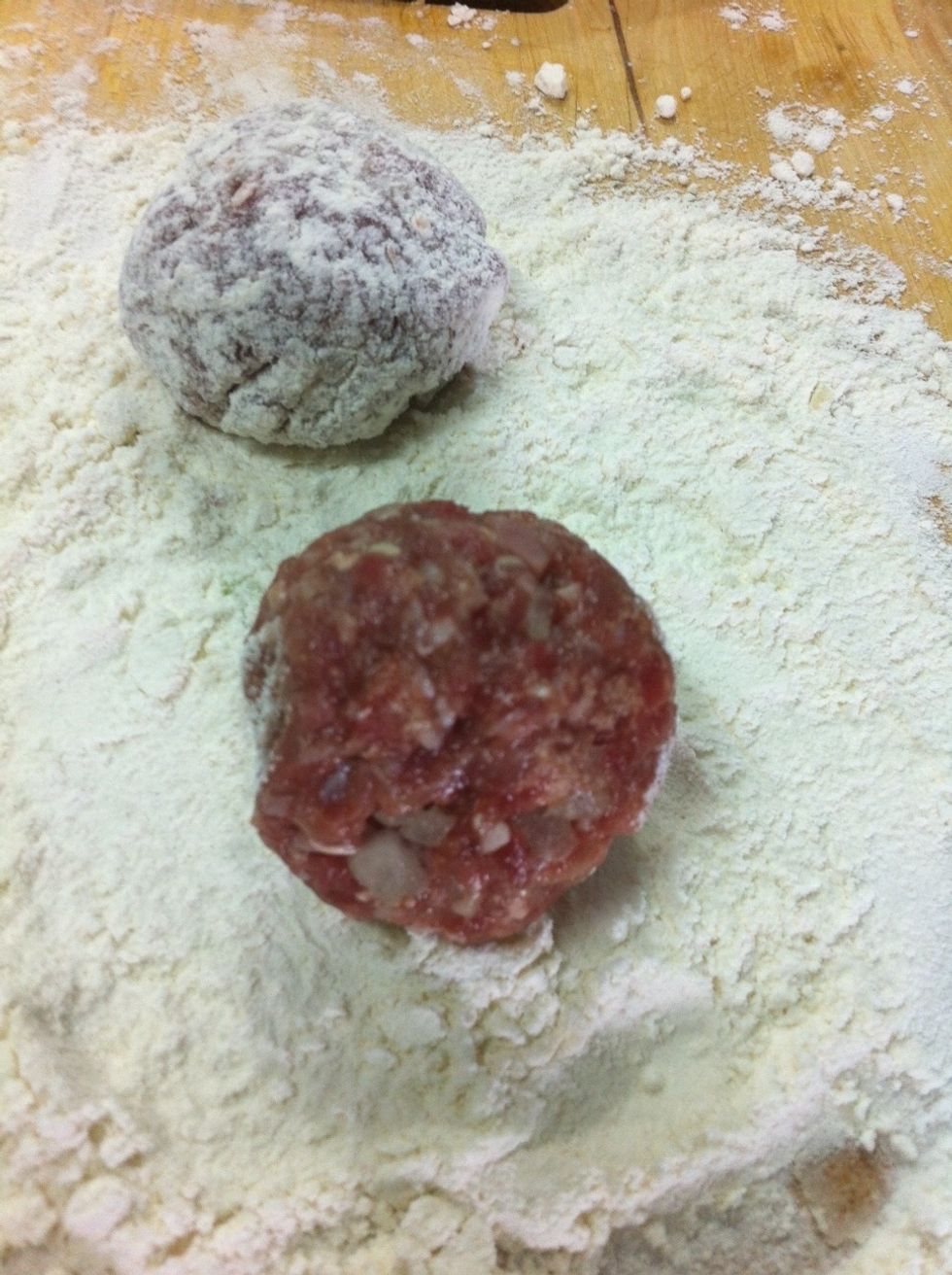 Se hacen las bolas de alb\u00f3ndiga y se pasan por la harina para posteriormente freirlas en la sart\u00e9n.