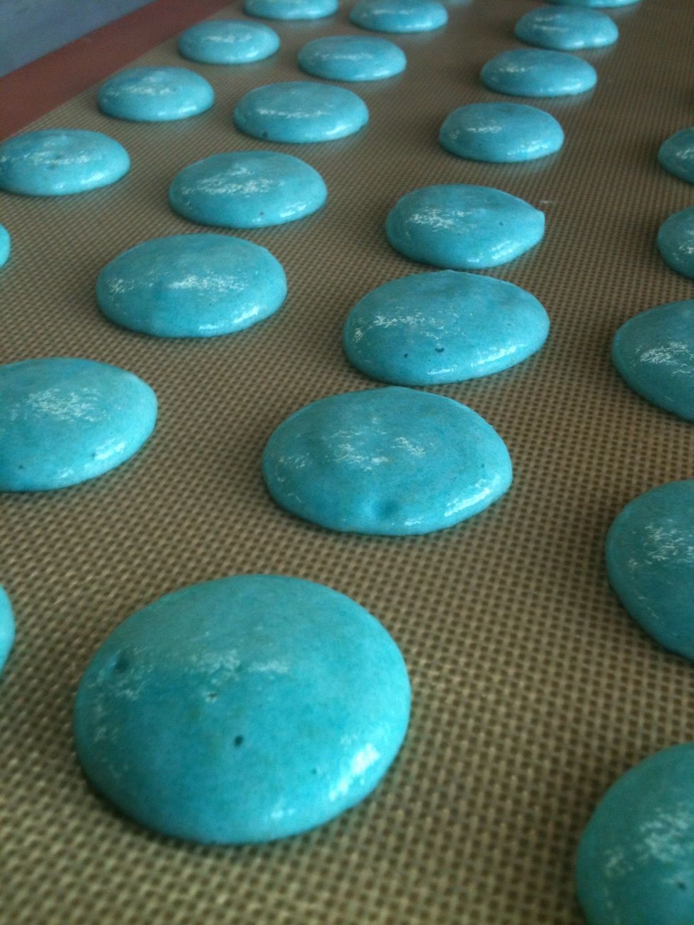 Se hornean durante 20 minutos a una temperatura de 110 grados sin abrir la puerta pues el merengue pierde aire y no infla.