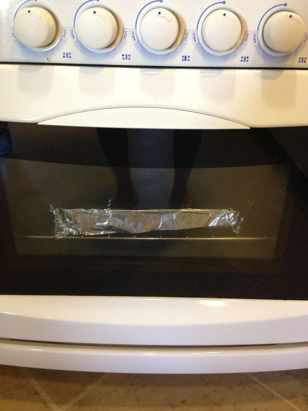 Se mete en el horno previamente calentado a temp media por 20 minutos. Primero lo deje en 4 como 20 mins y ya que lo met\u00ed lo baje a 3