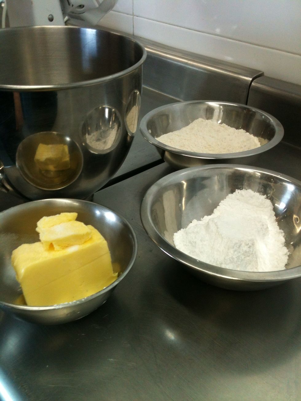 Se mezcla la mantequilla y el az\u00facar (crema do) durante 7-8 minutos en la batidora hasta que la mantequilla tenga un tono blanco