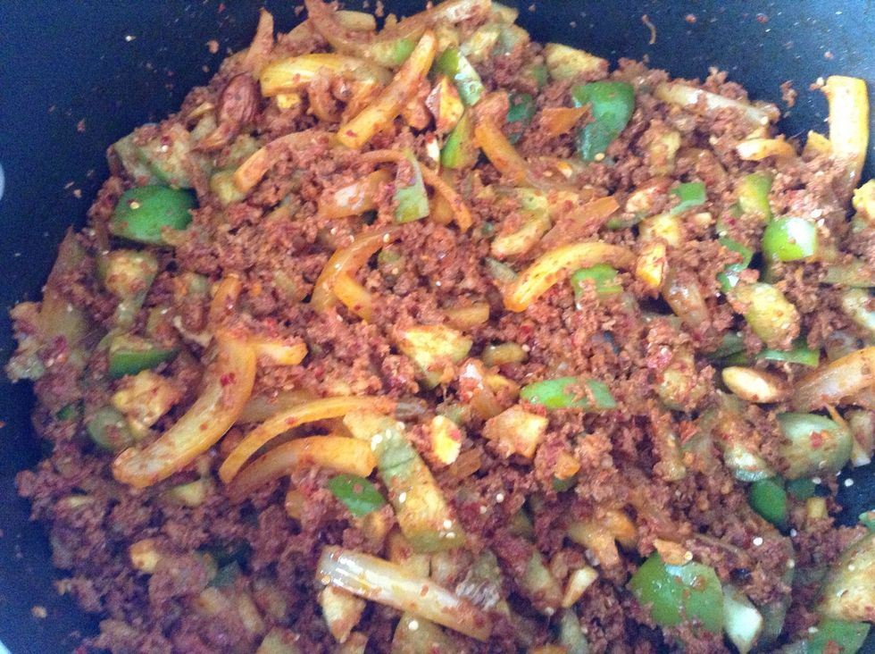 Se mezcla todo y se pone a fuego medio o bajo durante unos 5 min. Le puedes agregar Chile verde o papas cocidas si lo deseas, este en un buen momento.