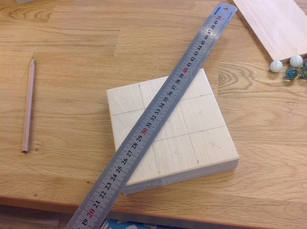 Se p\u00e5 bilden hur man g\u00f6r f\u00f6r att m\u00e4rka ut var h\u00e5len ska borras.