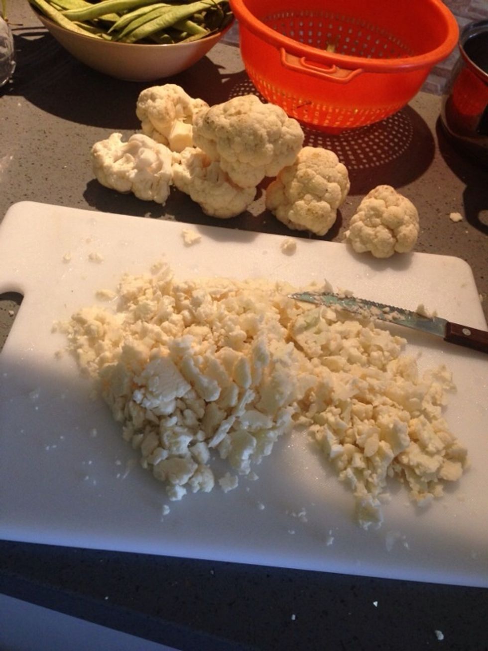 Se pica bien la coliflor hasta que quede como desgranada