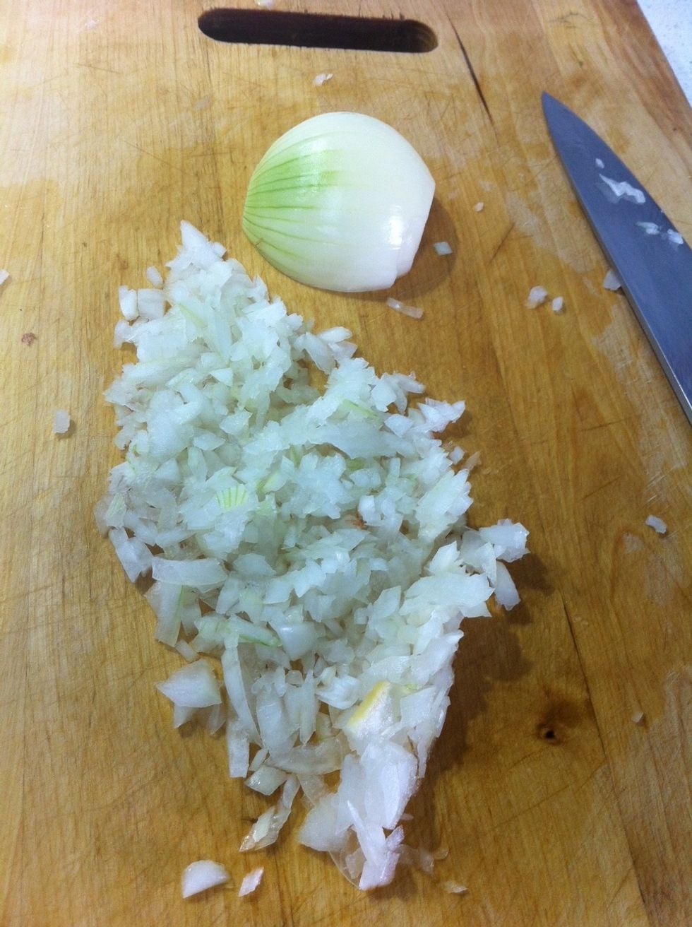 Se pica una cebolla peque\u00f1a.