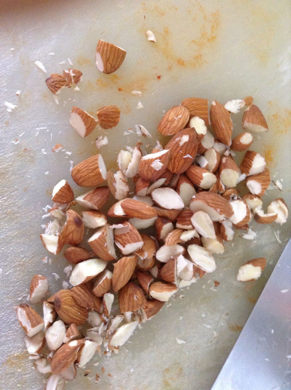 Se pican las almendras, no importa que queden pedazos grandes.