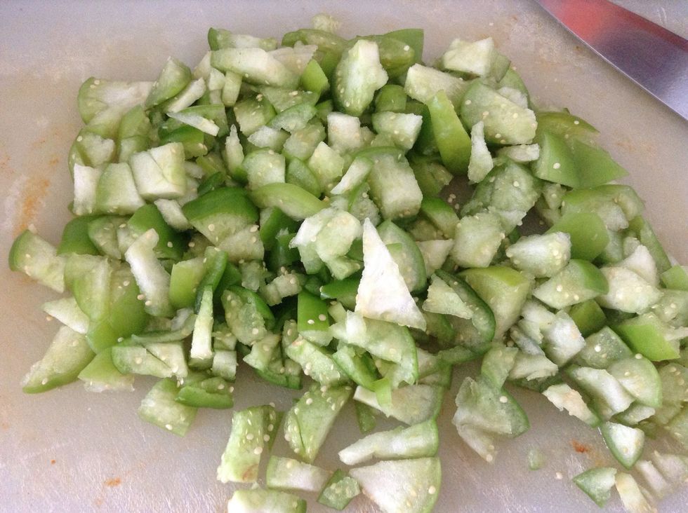 Se pican los tomatillos. En mi casa nos gustan mucho, si no te gusta la acides puedes ponerle menos o sustituir los por jitomate.