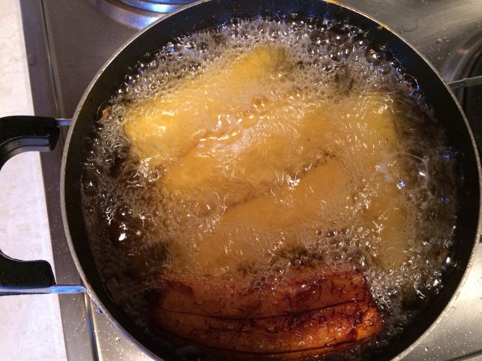 Se pone a fritar en suficiente aceite