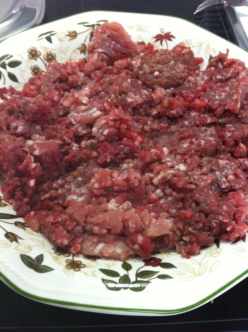 Se prepara la carne picada con la sal y un poco de pimienta en una fuente grande para poder mezclar bien la carne.