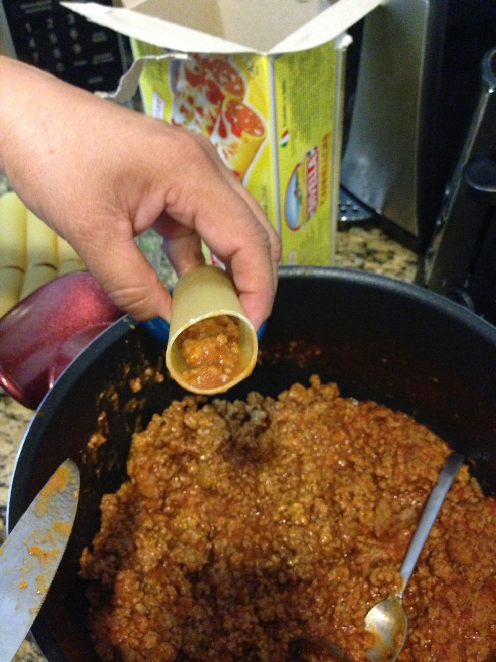 Se rellenan con un cuchillo y se van acomodando en un contenedor de cristal con mantequilla