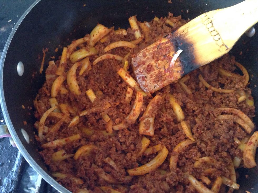 Se revuelve la cebolla con el chorizo hasta que cambie de color.