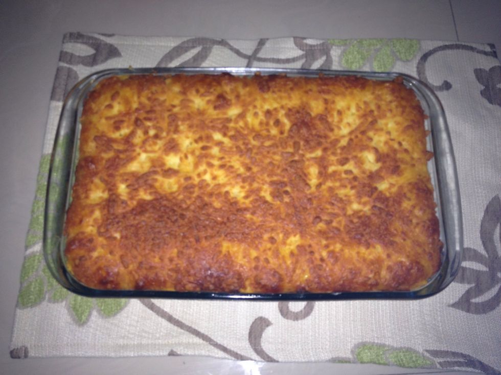 Se saca del horno cuando ya se ha dorado el queso y se deja enfriar un rato para que sea m\u00e1s f\u00e1cil partir el Pastel de Yuca.