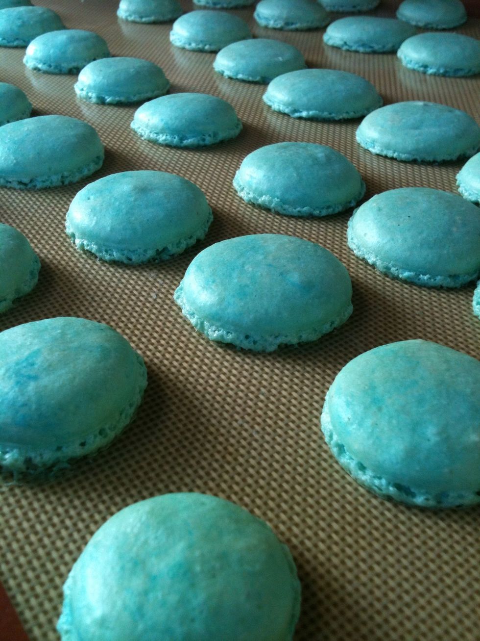 Se sacan del horno, se dejan enfriar para luego retirarlos de la lamina.