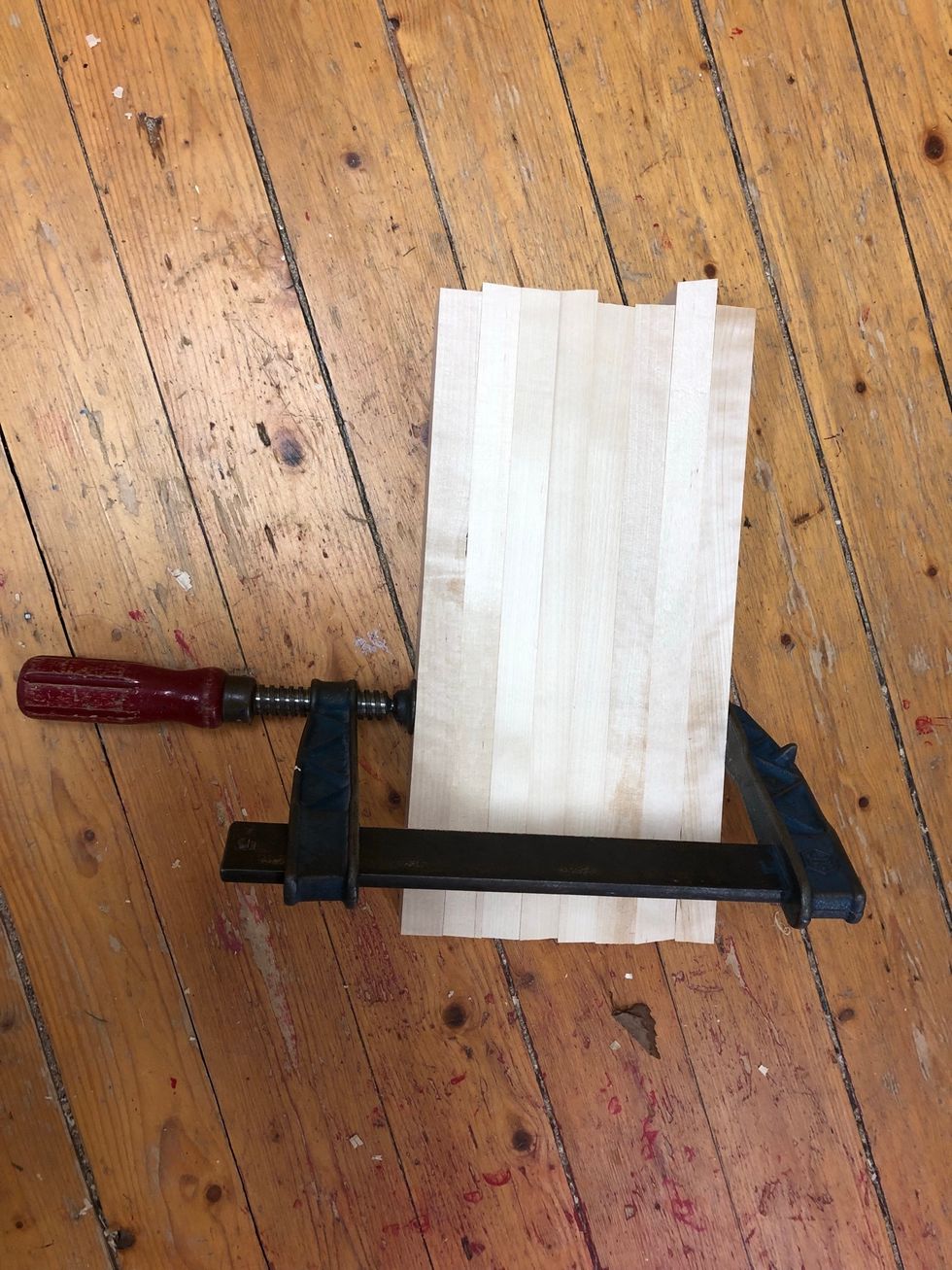 Se till att fem korta bitar \u00e4r exakt lika l\u00e5nga. L\u00e4gg dem p\u00e5 b\u00e4nken, putta ena \u00e4nden med en linjal och sp\u00e4nn fast med en eller tv\u00e5 tvingar.