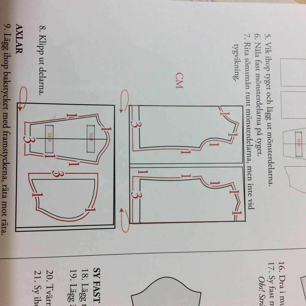 Se till att tyget ligger dubbelt och l\u00e4gg ut m\u00f6nsterdelarna, alla utom \u00e4rmmudden. Fram- och bakstyckena ska ligga MOT VIKT KANT P\u00c5 TYGET. Visa Marie n\u00e4r du n\u00e5lat fast m\u00f6nsterdelarna p\u00e5 tyget.