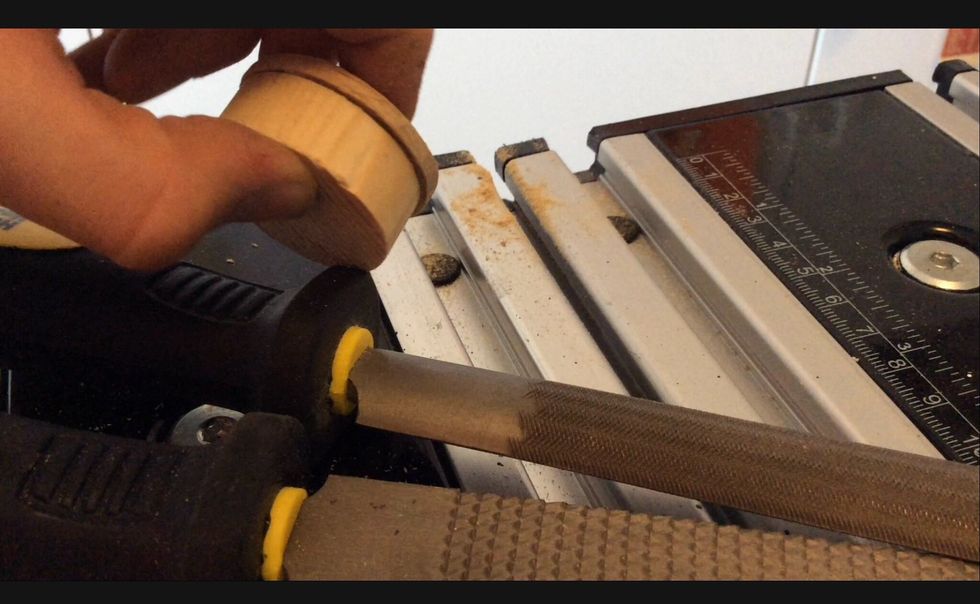 Se till att under plattan \u00e4r lite st\u00f6rre \u00e4r rundstaven!